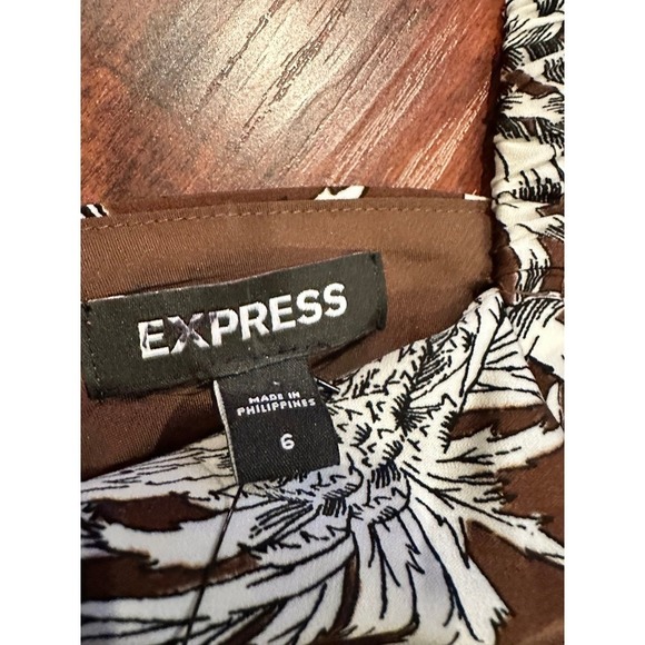 New Express Women's Satin Printed Faux Wrap Tie Back Cropped Top size 2 - Picture 6 of 10